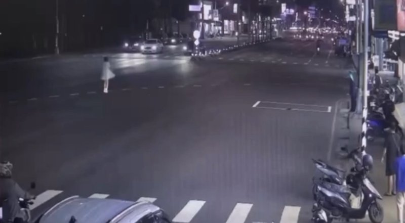 鳳山馬路驚見女子跳舞，警即刻介入避免意外。