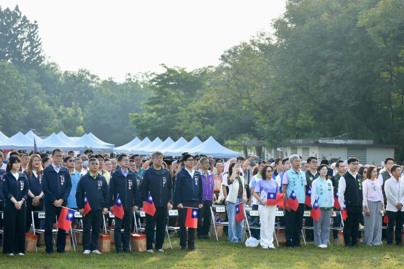 市長陳其邁參加國慶升旗，並宣布於10月10日正式開放佔地70公頃果嶺自然公園給全體市民。