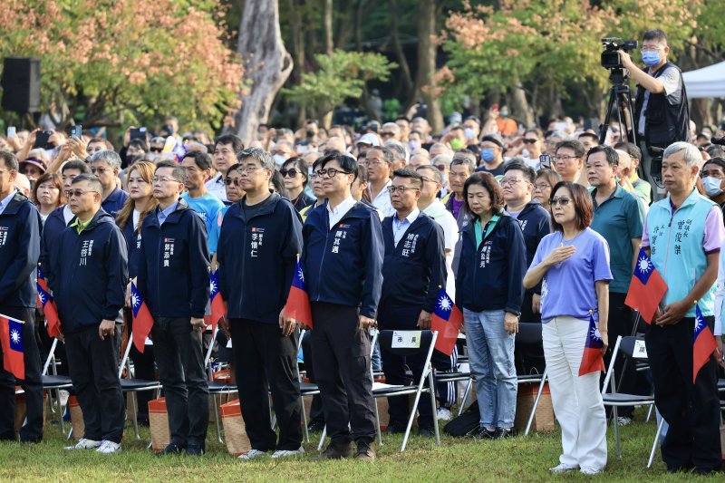 市長陳其邁參加國慶升旗，並宣布於10月10日正式開放佔地70公頃果嶺自然公園給全體市民。