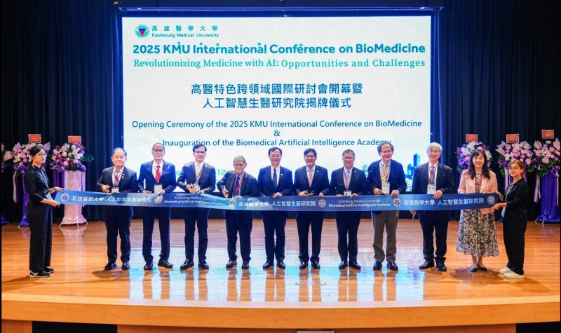 高醫大「人工智慧生醫研究院」揭牌剪綵(左起高醫大附設中和紀念醫院副院長陳芳銘、高醫大副校長黃友利、副校長林志隆、中研院院士吳成文、衛生福利部部長石崇良、董事長陳建志、校長余明隆、臺中榮民總醫院名譽院長陳適安、人工智慧生醫研究院院長盧鴻興)。