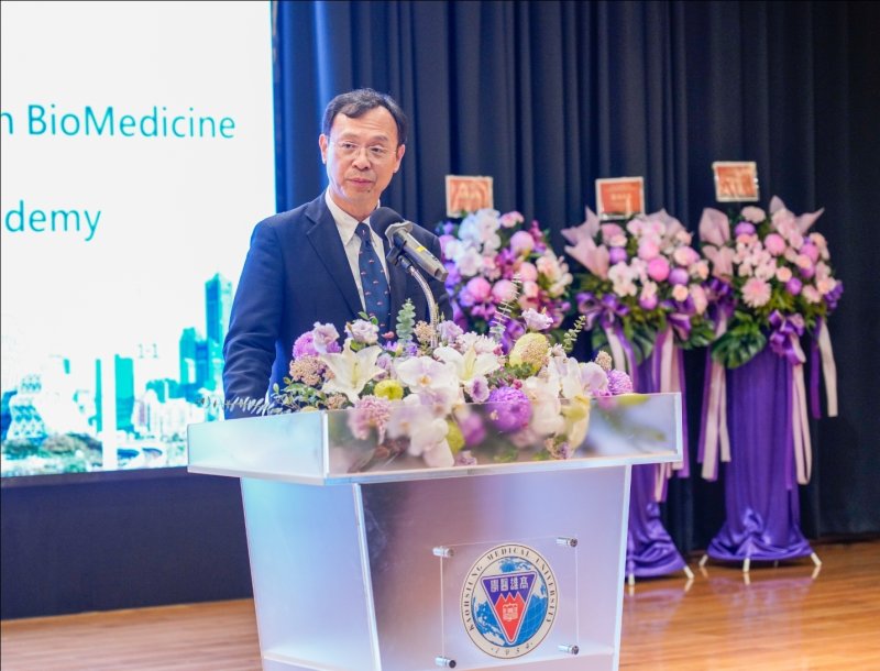 衛生福利部部長石崇良特別出席參加高醫特色跨領域國際研討會開幕式暨人工智慧生醫研究院揭牌儀式。