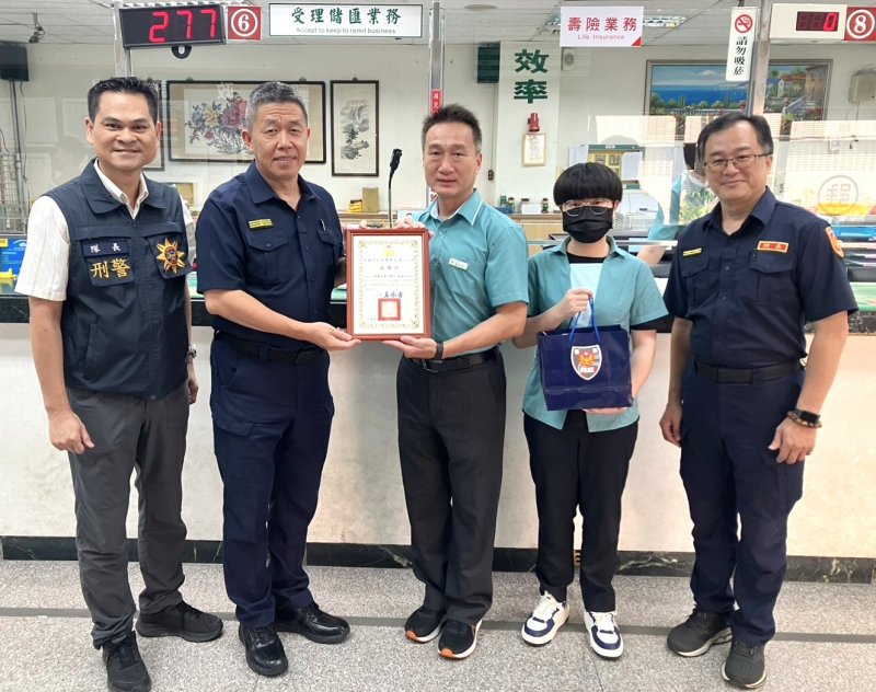 警接獲旗山郵局通報有老翁欲匯款450美元至海外帳戶，警趕赴現場解說歹徒詐騙手法，成功攔阻詐騙。（黃山高攝）