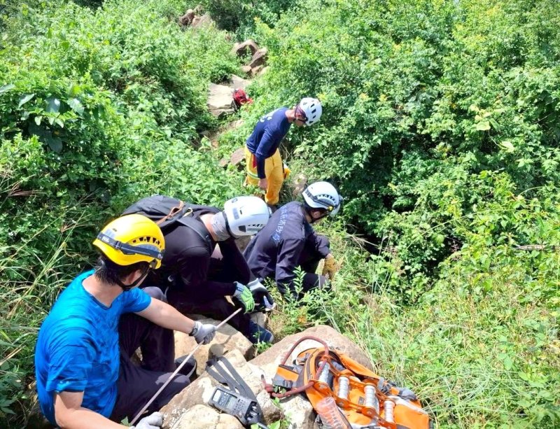 消防局旗山分隊獲報旗尾山有登山客滑落山谷，旗山分隊由旗山救護義消支援，成功尋獲患者送醫治療。 （黃山高攝）