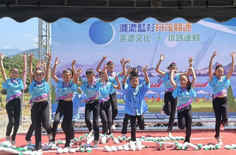 2025「瀰濃藍衫」舟筏競速錦標賽在美濃湖登場，美濃國小舞蹈社團開場演出為湖畔活動揭開熱情序幕。（黃山高攝）