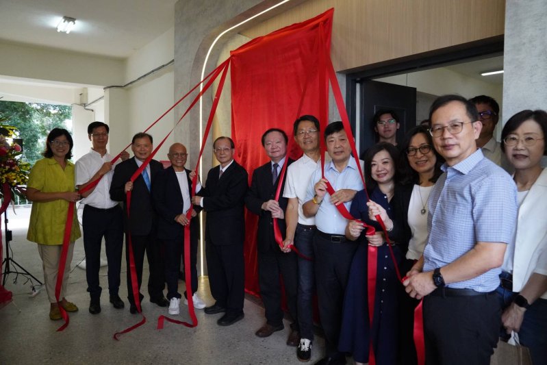 王校長（左6）與吳前部長（左5）等貴賓共同為認證中心揭牌。
