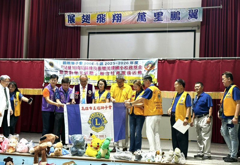 五福獅子會查妍芬會長與長庚醫療公益計畫攜手舉辦的「川崎美心專車─偏鄉學童心臟義診」到美濃國小義診。 （黃山高攝）