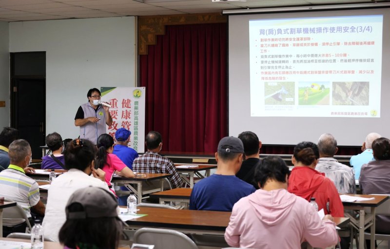 高雄區農改場為提升小果番茄品質和產量，於美濃農會辦理「小果番茄健康管理暨循環農業技術」講習會。 （黃山高攝）
