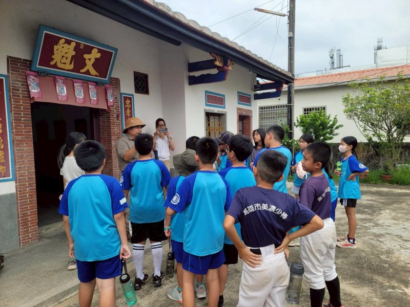 薛伯輝基金會攜手高雄市美濃國小，舉辦「走讀美濃」系列活動，帶領學生用雙腳與心靈閱讀家鄉文化。