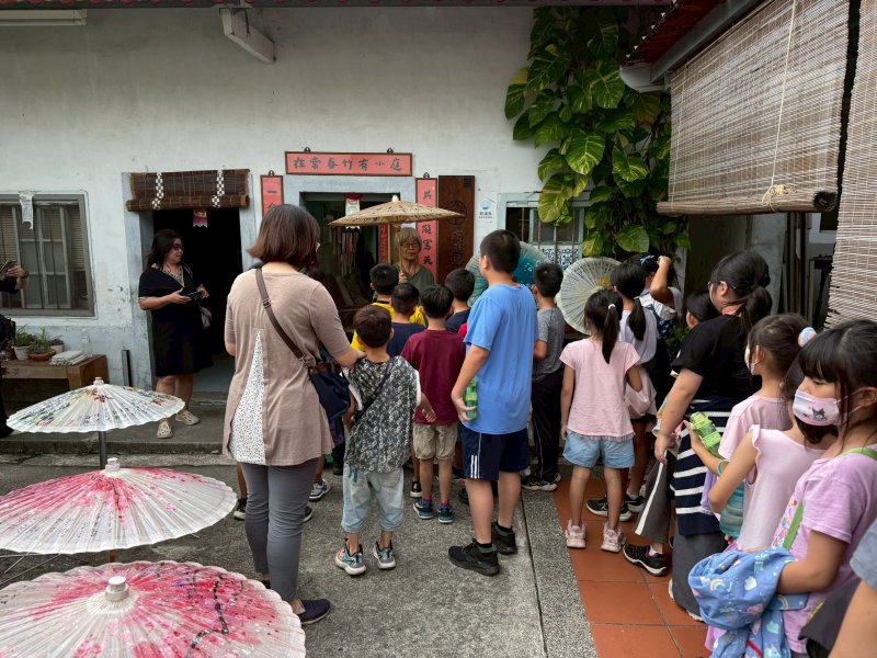 薛伯輝基金會攜手高雄市美濃國小，舉辦「走讀美濃」系列活動，帶領學生用雙腳與心靈閱讀家鄉文化。