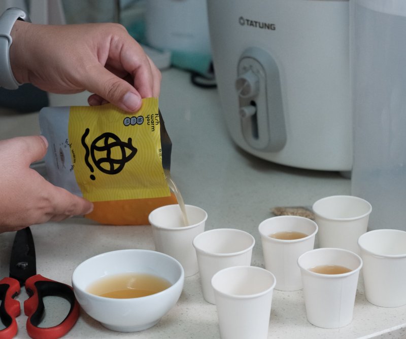 「鱸好家」鱸魚精歷經8小時恆溫精煉，全程未添加一滴水，保留全魚精華，曾獲銀髮友善食品獎項。