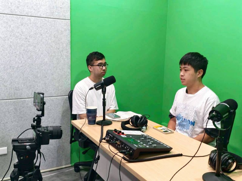 學員於錄音室內進行實作演練，練習賽事播報與口語表達技巧，培養臨場反應與專業主持能力。