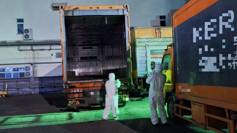 衛生局黃志中局長帶隊追查肉品流向，會同農業局動保處前往封存並穿著全罩式防護衣進行全面清消，限制全車貨品移動管制，確認該批肉品未流入市面。