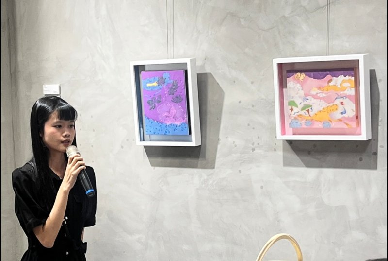 吳秉頤將生活中積累的情緒能量轉化為創作動力，藉由傳統膠彩技法層層渲染，將「雲」的流動與「靈獸」的守護意象交織成詩意畫面。