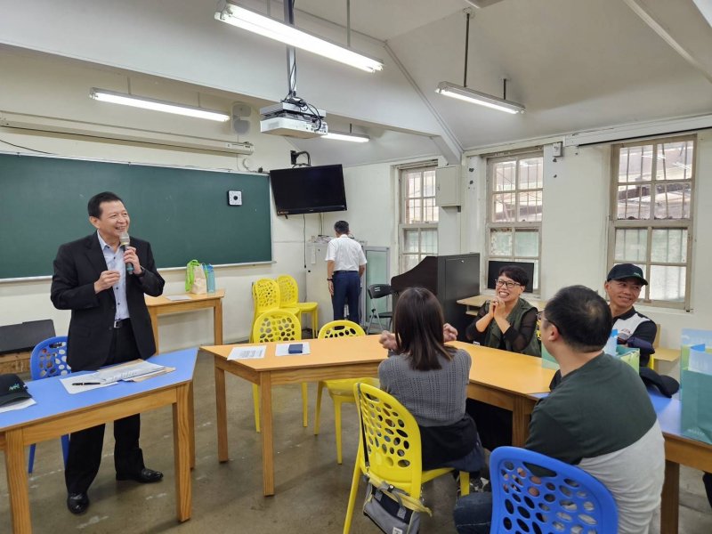 盧處長與學生及家長熱情互動。