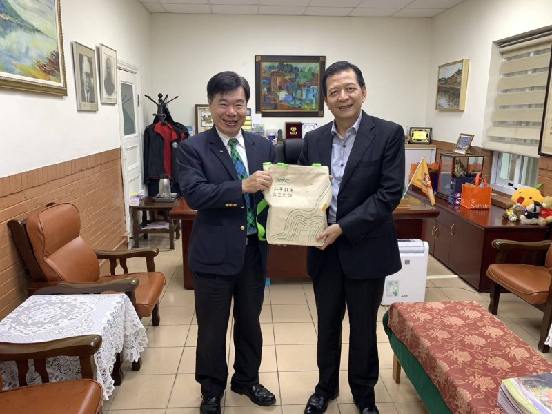 盧處長致贈陸委會禮品予周校長。