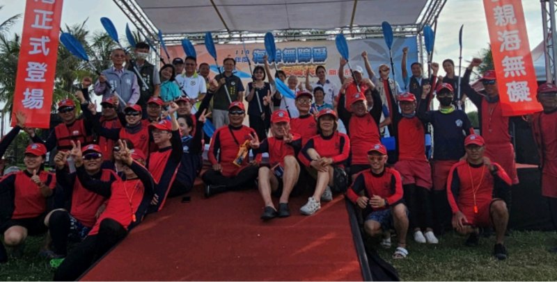 全體貴賓、教練、志工與學員齊聚帆船基地前，高舉雙手合影，在海風中留下「友愛共好」的最美瞬間。