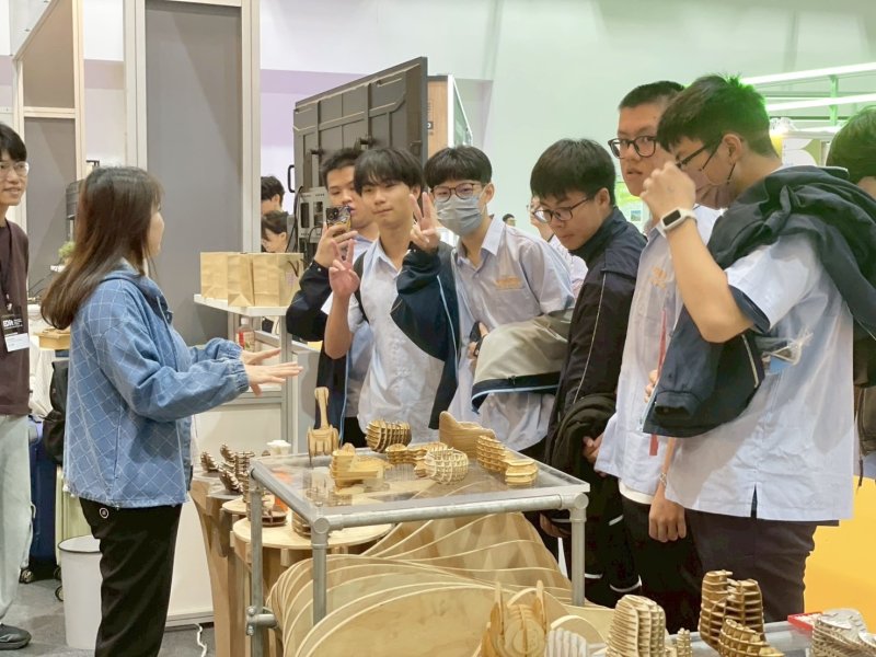 高雄市教育局率領高雄高工、壽山國中與龍華國小三校團隊，於桃園會展中心參展，充分展現高雄教育融合技職、環保與國際視野的多元成果。（高雄市教育局提供）