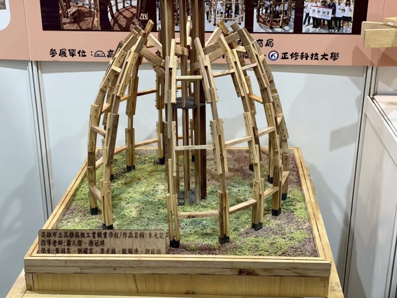 高雄市教育局率領高雄高工、壽山國中與龍華國小三校團隊，於桃園會展中心參展，充分展現高雄教育融合技職、環保與國際視野的多元成果。（高雄市教育局提供）