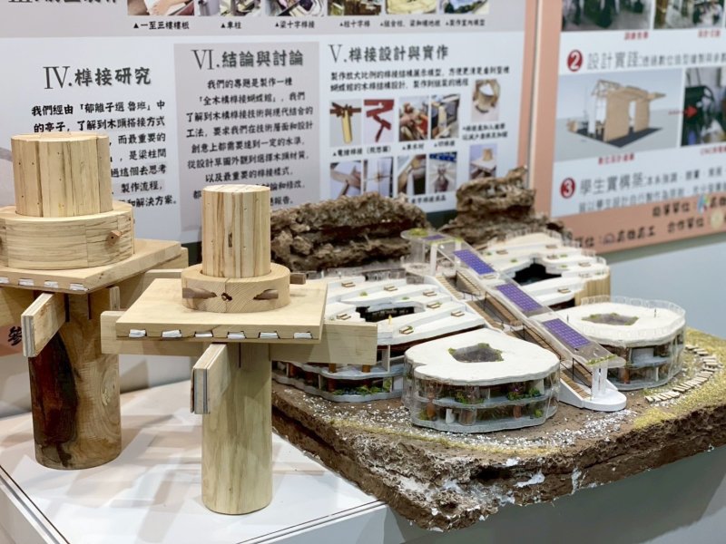 高雄市教育局率領高雄高工、壽山國中與龍華國小三校團隊，於桃園會展中心參展，充分展現高雄教育融合技職、環保與國際視野的多元成果。（高雄市教育局提供）