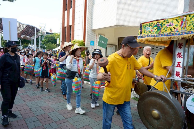 千人挑擔，再現義民魂護糧祈福盛況。（客委會提供）