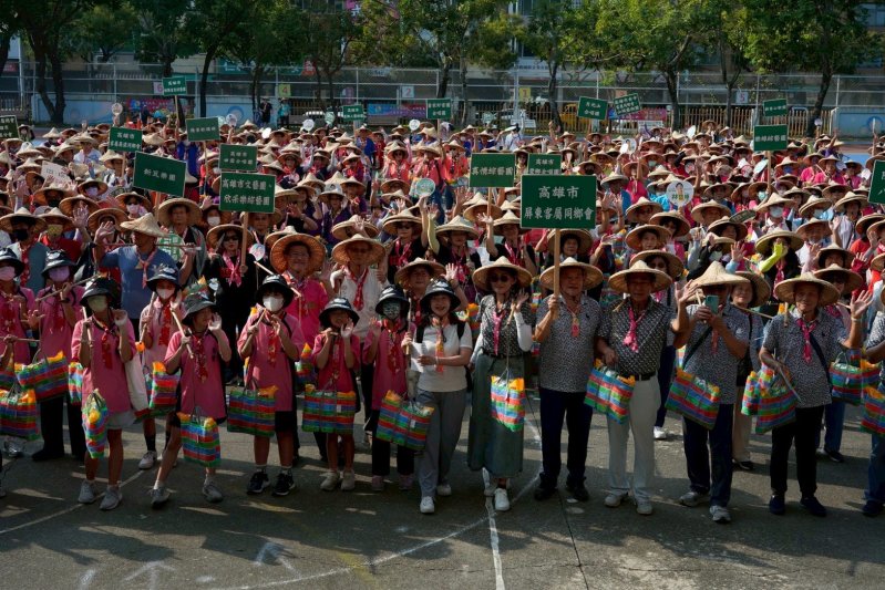 千人挑擔，再現義民魂護糧祈福盛況。（客委會提供）