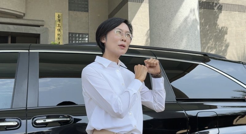 司法壓力走出陰霾？立委林岱樺出席上午的法院審理，對於案情很有信心，也露出難得的陽光笑容。（林岱樺服務處提供）