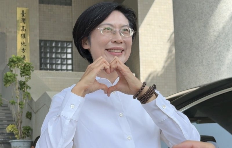 司法壓力走出陰霾？立委林岱樺出席上午的法院審理，對於案情很有信心，也露出難得的陽光笑容。（林岱樺服務處提供）