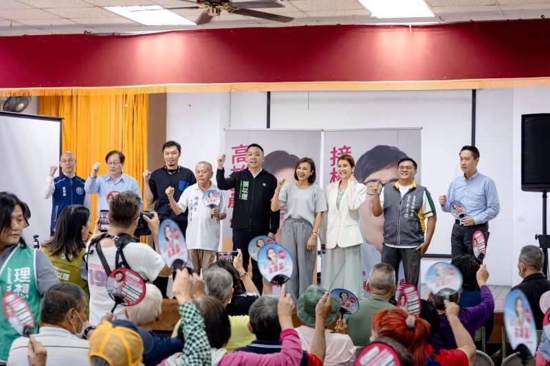  邱議瑩推安心政策，親子部落客喊「高雄可以安心生」。