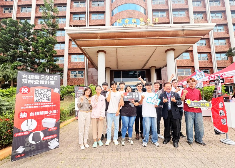 台積電行動徵才車開進義守大學，學生手握咖啡啟動科技職涯新賽道。