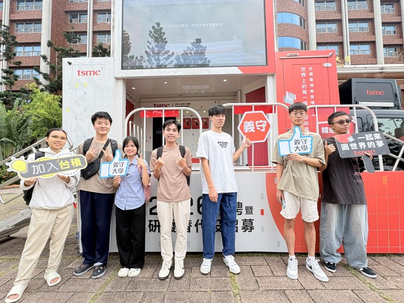 台積電行動徵才車開進義守大學，學生手握咖啡啟動科技職涯新賽道。