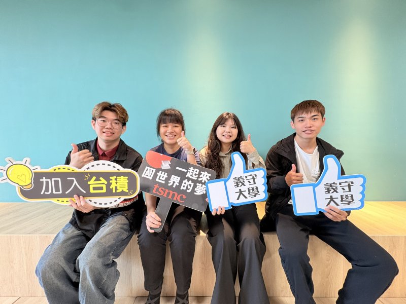 台積電行動徵才車開進義守大學，學生手握咖啡啟動科技職涯新賽道。