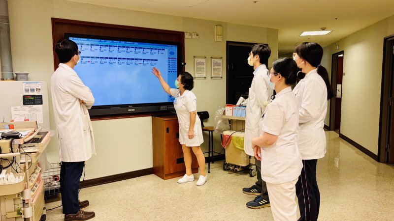 高雄長庚中醫部智能看板交班。