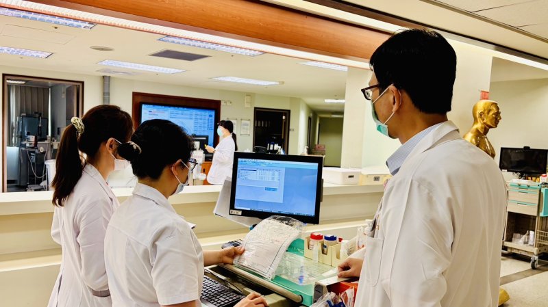 高雄長庚中醫部E化工作車交班。