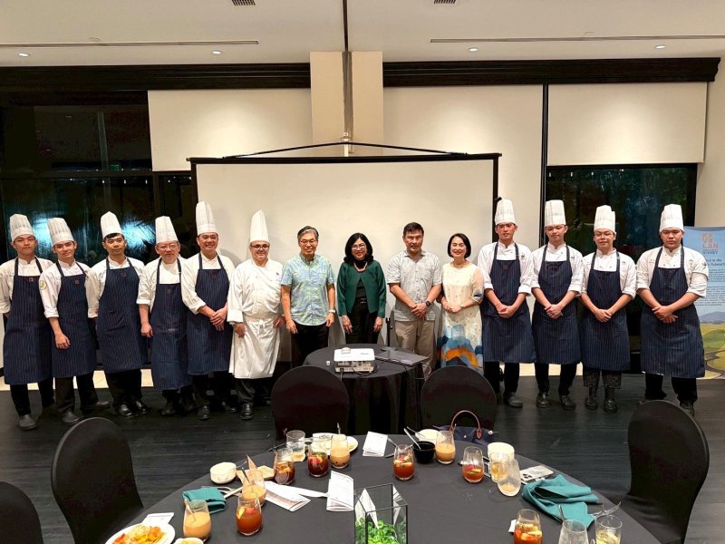 高餐大團隊與關島大學校長Anita Borja Enrizuez(右七)及台北經濟文化關島辦公室:處長劉嘉平大使(右六)合影。