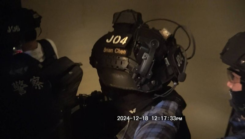 本案查扣物證驚人，包括手機64支、平板3支、筆電7台、電腦主機與螢幕、VPN設備、金融卡38張、現金31萬3,000元，以及市價高達62萬元黃金飾品、33萬元勞力士手錶，更有4輛豪華自小客車，總市值突破千萬元。