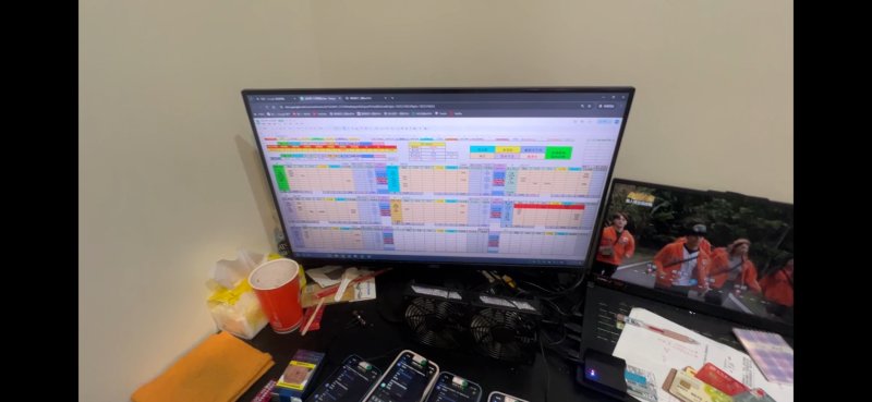 本案查扣物證驚人，包括手機64支、平板3支、筆電7台、電腦主機與螢幕、VPN設備、金融卡38張、現金31萬3,000元，以及市價高達62萬元黃金飾品、33萬元勞力士手錶，更有4輛豪華自小客車，總市值突破千萬元。