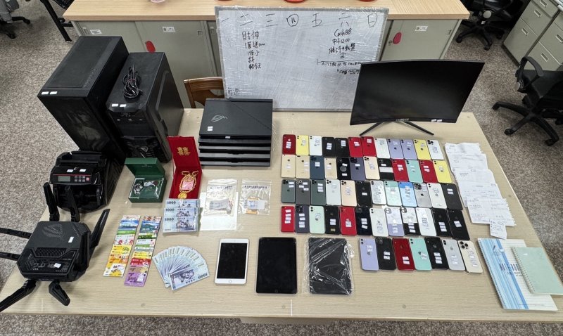 本案查扣物證驚人，包括手機64支、平板3支、筆電7台、電腦主機與螢幕、VPN設備、金融卡38張、現金31萬3,000元，以及市價高達62萬元黃金飾品、33萬元勞力士手錶，更有4輛豪華自小客車，總市值突破千萬元。