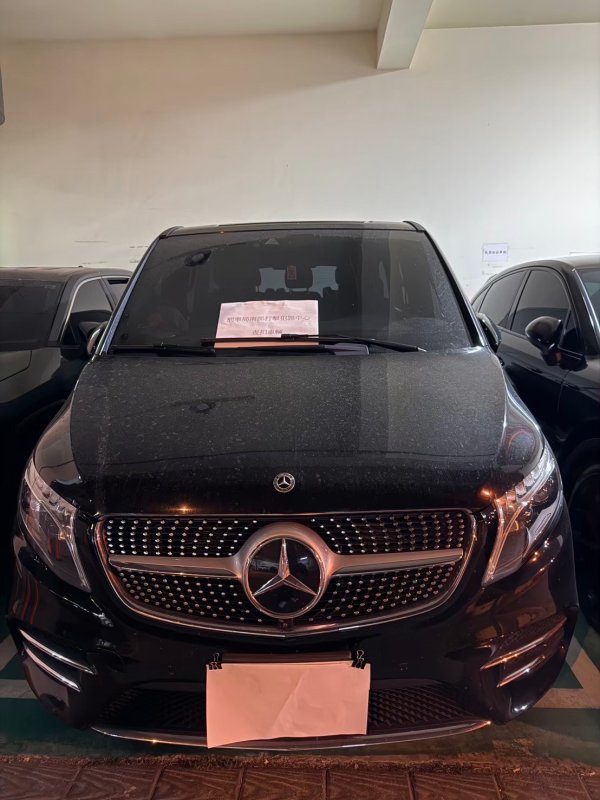 本案查扣物證驚人，包括手機64支、平板3支、筆電7台、電腦主機與螢幕、VPN設備、金融卡38張、現金31萬3,000元，以及市價高達62萬元黃金飾品、33萬元勞力士手錶，更有4輛豪華自小客車，總市值突破千萬元。