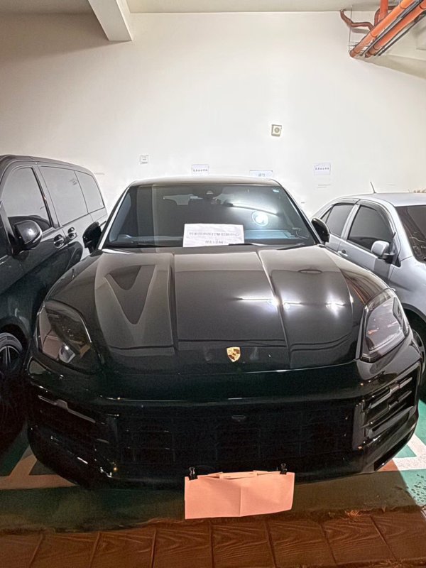 本案查扣物證驚人，包括手機64支、平板3支、筆電7台、電腦主機與螢幕、VPN設備、金融卡38張、現金31萬3,000元，以及市價高達62萬元黃金飾品、33萬元勞力士手錶，更有4輛豪華自小客車，總市值突破千萬元。