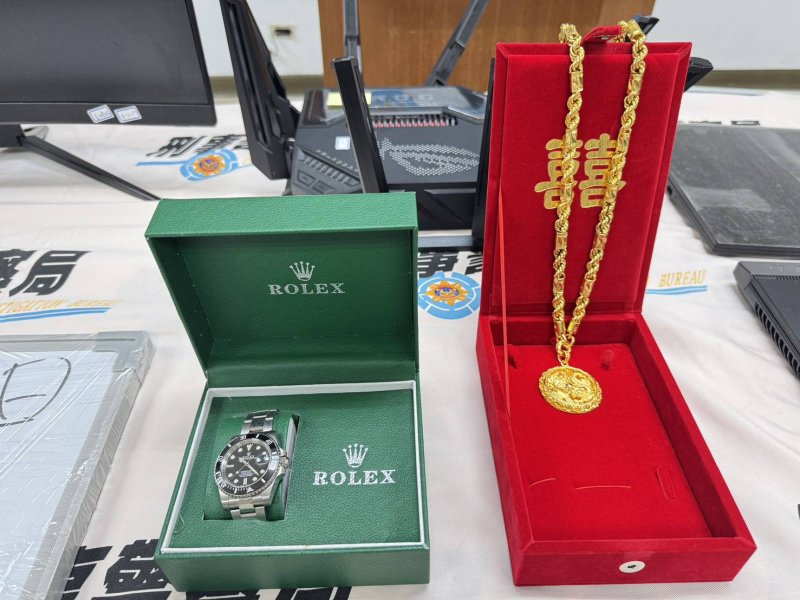 本案查扣物證驚人，包括手機64支、平板3支、筆電7台、電腦主機與螢幕、VPN設備、金融卡38張、現金31萬3,000元，以及市價高達62萬元黃金飾品、33萬元勞力士手錶，更有4輛豪華自小客車，總市值突破千萬元。