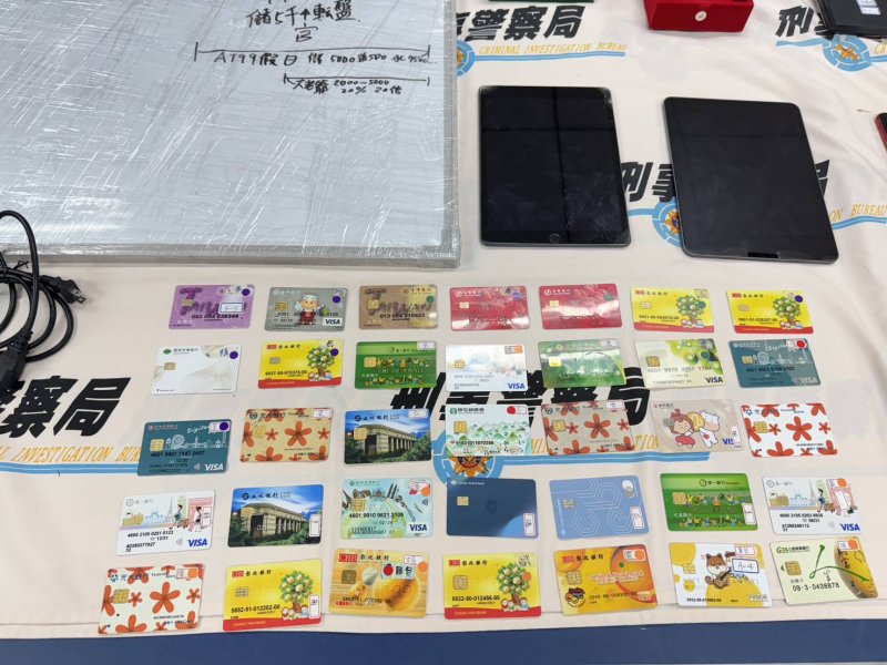 本案查扣物證驚人，包括手機64支、平板3支、筆電7台、電腦主機與螢幕、VPN設備、金融卡38張、現金31萬3,000元，以及市價高達62萬元黃金飾品、33萬元勞力士手錶，更有4輛豪華自小客車，總市值突破千萬元。