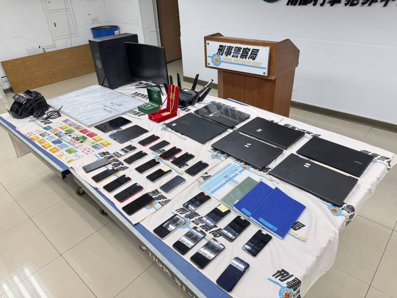 本案查扣物證驚人，包括手機64支、平板3支、筆電7台、電腦主機與螢幕、VPN設備、金融卡38張、現金31萬3,000元，以及市價高達62萬元黃金飾品、33萬元勞力士手錶，更有4輛豪華自小客車，總市值突破千萬元。