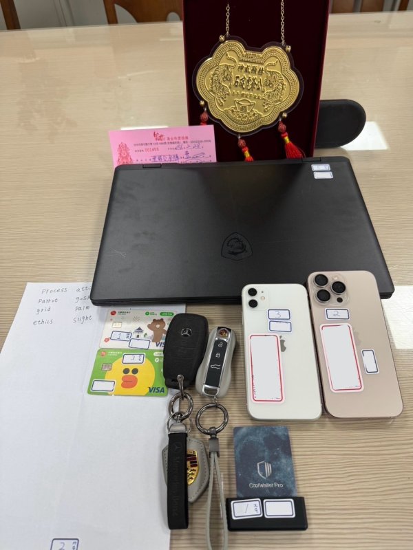 本案查扣物證驚人，包括手機64支、平板3支、筆電7台、電腦主機與螢幕、VPN設備、金融卡38張、現金31萬3,000元，以及市價高達62萬元黃金飾品、33萬元勞力士手錶，更有4輛豪華自小客車，總市值突破千萬元。