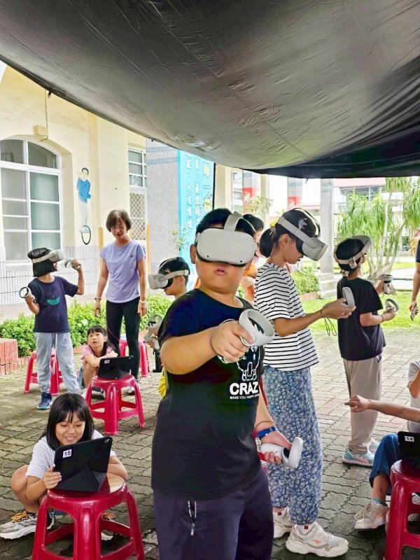 行動智慧車將最新科技資源帶進偏鄉，讓孩子戴上VR頭盔，走進沉浸式數位世界，體驗科技翻轉學習的震撼力量。