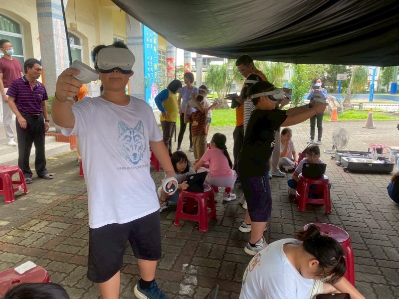 行動智慧車將最新科技資源帶進偏鄉，讓孩子戴上VR頭盔，走進沉浸式數位世界，體驗科技翻轉學習的震撼力量。