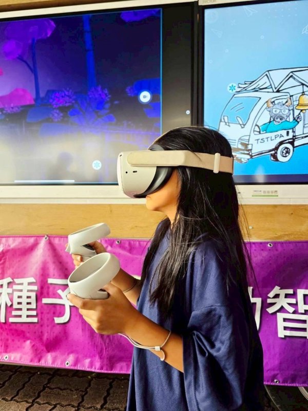 行動智慧車將最新科技資源帶進偏鄉，讓孩子戴上VR頭盔，走進沉浸式數位世界，體驗科技翻轉學習的震撼力量。
