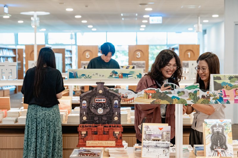 「異地書島」讓讀者不必穿梭巷弄，也能在圖書館裡遇見書店的存在感。（高市圖提供）
