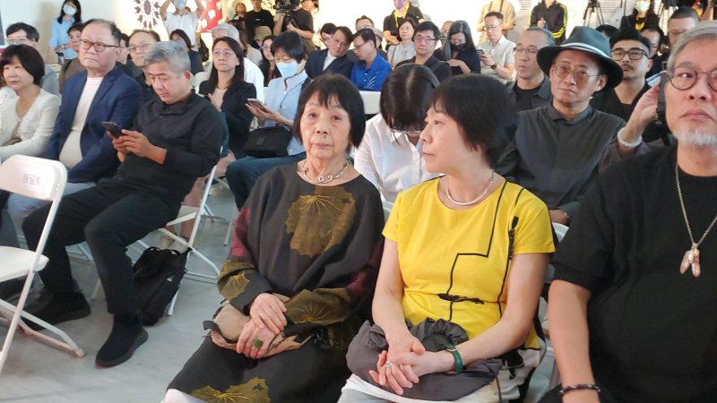 福田繁雄的太太與女兒出現開幕式。(記者陳雯萍攝) 福田繁雄的太太與女兒出現開幕式。(記者陳雯萍攝)