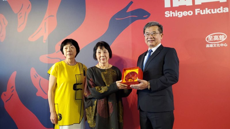 校長楊慶煜贈送琉璃紀念品與福田夫人。(記者陳雯萍攝) 校長楊慶煜贈送琉璃紀念品與福田夫人。(記者陳雯萍攝)
