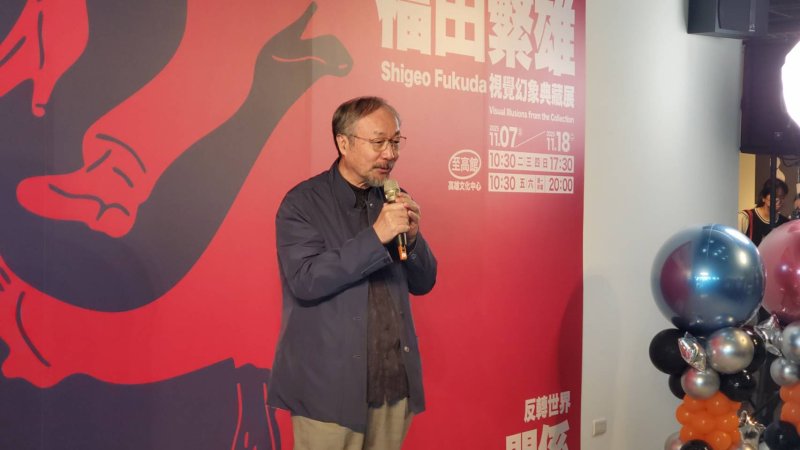 三天前獲頒「最佳設計成就獎」,林磐聳教授生動的導覽,成為今天最令人動容的設計課。(記者陳雯萍攝) 三天前獲頒「最佳設計成就獎」,林磐聳教授生動的導覽,成為今天最令人動容的設計課。(記者陳雯萍攝)